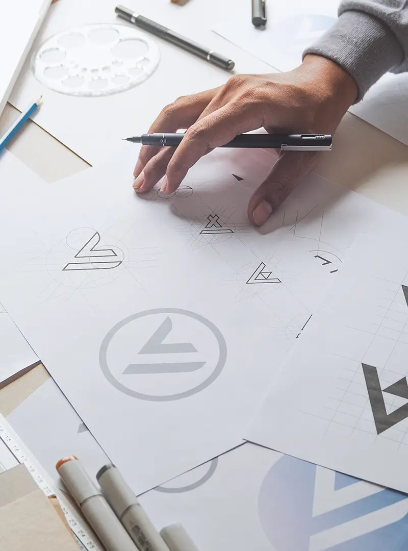 Grafikdesigner bei Logoentwicklung